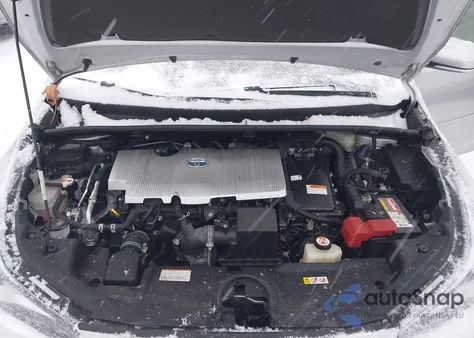 2021 Toyota Prius Le z USA, uszkodzony, nr VIN JTDKAMFU3M3141978